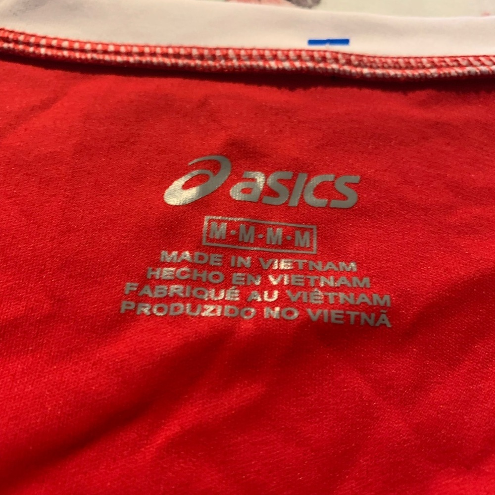 Oasis Red V-Neck Athletic Top with White Accents Size Medium - Picture 4 of 5